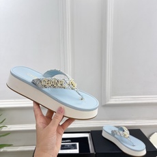 𝐂𝐇𝐀𝐍𝐄𝐋 | 小香 26𝐬𝐬 🦋2026 春夏新品 专柜经典走秀款 小香双C水钻字母厚底人字拖 𝐂𝐇𝐀𝐍𝐄𝐋 | 小香 26𝐬𝐬 🦋2026 春夏新品 专柜经典走秀款 小香双C水钻字母厚底人字拖