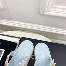 𝐂𝐇𝐀𝐍𝐄𝐋 | 小香 26𝐬𝐬 🦋2026 春夏新品 专柜经典走秀款 小香双C水钻字母厚底人字拖 𝐂𝐇𝐀𝐍𝐄𝐋 | 小香 26𝐬𝐬 🦋2026 春夏新品 专柜经典走秀款 小香双C水钻字母厚底人字拖