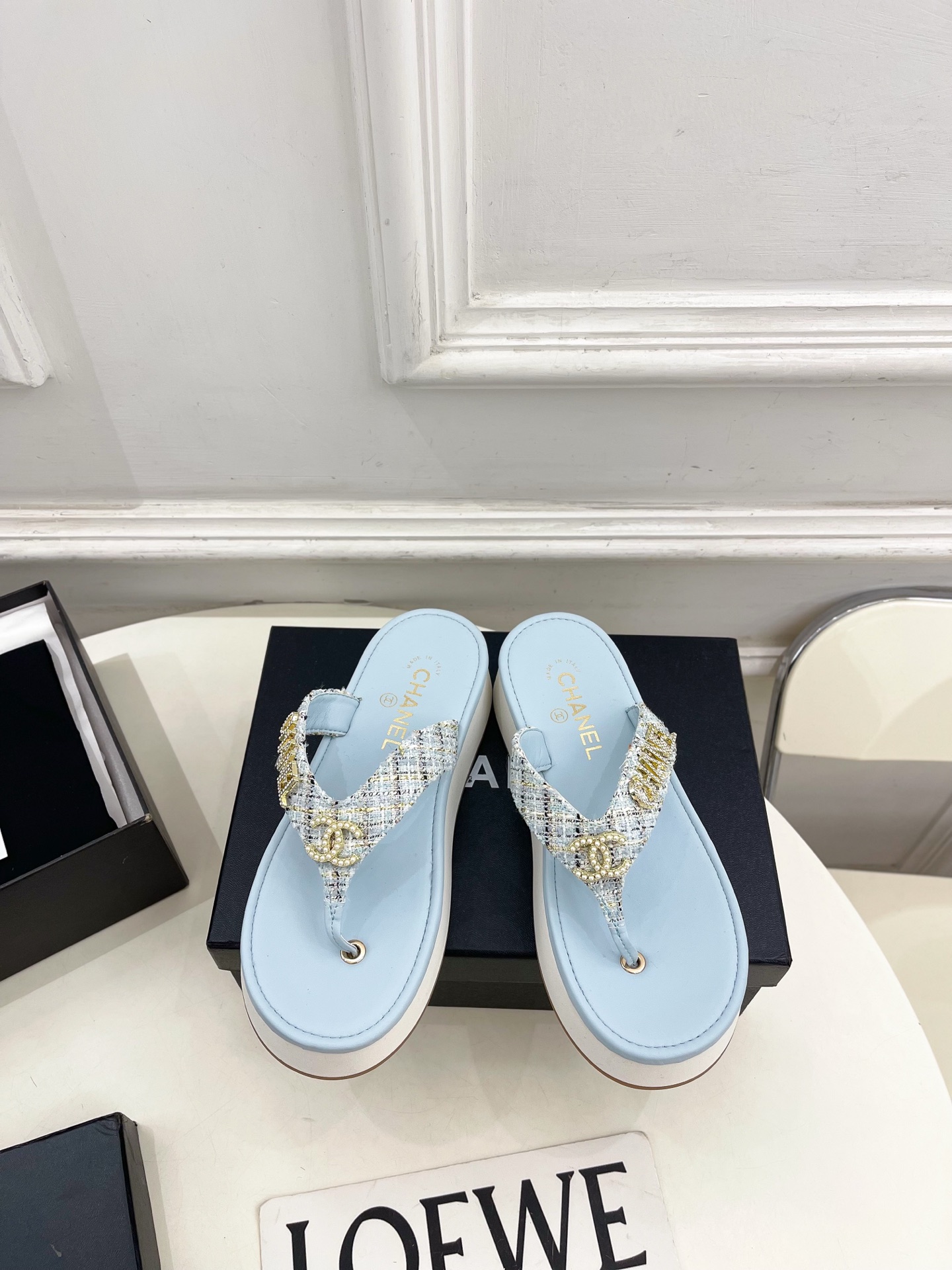 𝐂𝐇𝐀𝐍𝐄𝐋  | 小香  26𝐬𝐬 🦋2026 春夏新品  专柜经典走秀款 小香双C水钻字母厚底人字拖