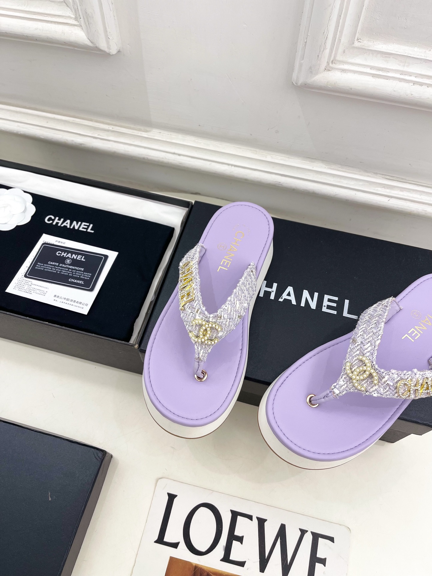 𝐂𝐇𝐀𝐍𝐄𝐋  | 小香  26𝐬𝐬 🦋2026 春夏新品  专柜经典走秀款 小香双C水钻字母厚底人字拖