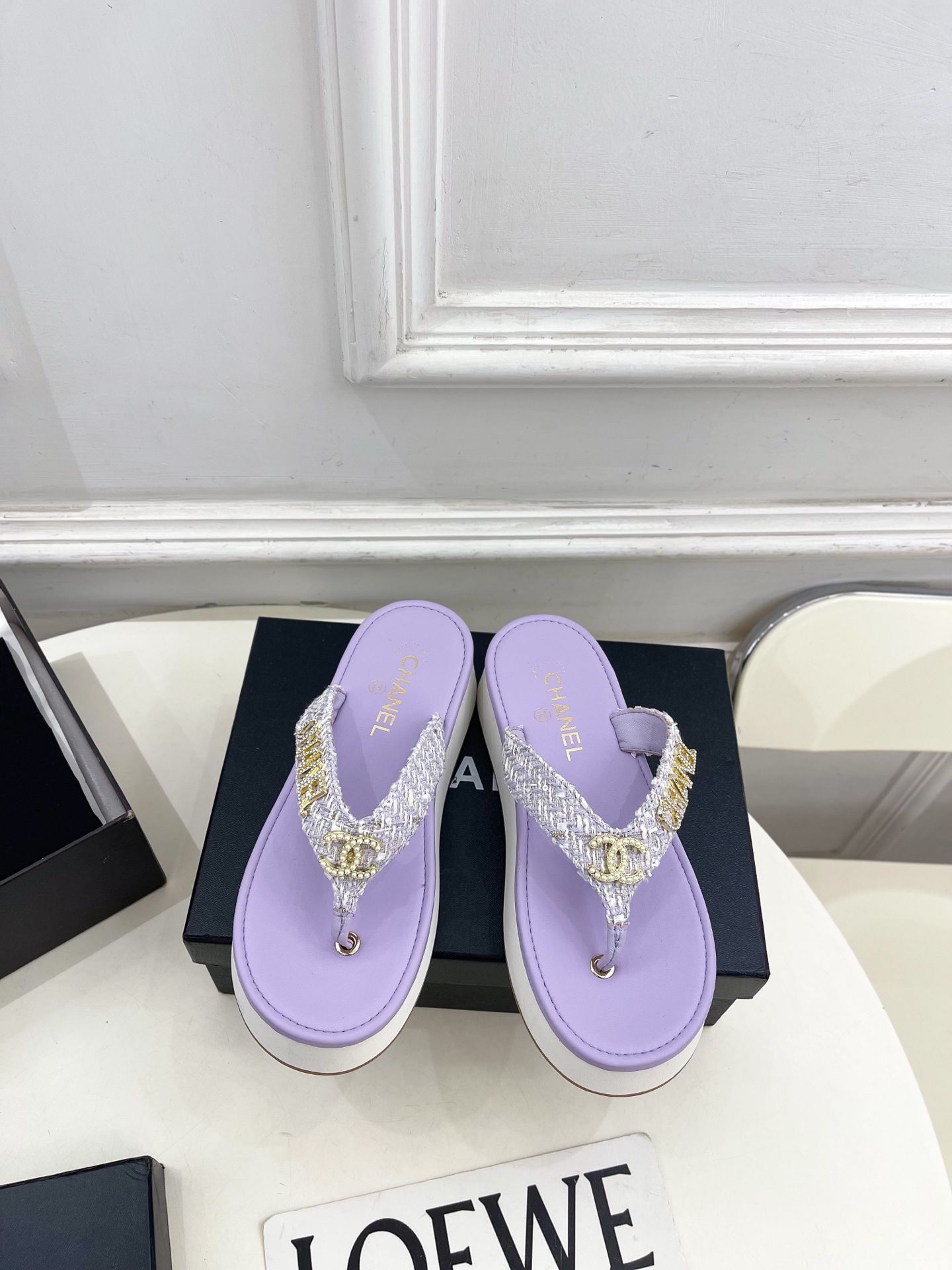 𝐂𝐇𝐀𝐍𝐄𝐋  | 小香  26𝐬𝐬 🦋2026 春夏新品  专柜经典走秀款 小香双C水钻字母厚底人字拖