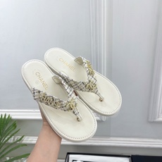 𝐂𝐇𝐀𝐍𝐄𝐋 | 小香 26𝐬𝐬 🦋2026 春夏新品 专柜经典走秀款 小香双C水钻字母人字拖鞋 𝐂𝐇𝐀𝐍𝐄𝐋 | 小香 26𝐬𝐬 🦋2026 春夏新品 专柜经典走秀款 小香双C水钻字母人字拖鞋