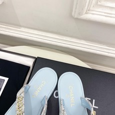 𝐂𝐇𝐀𝐍𝐄𝐋 | 小香 26𝐬𝐬 🦋2026 春夏新品 专柜经典走秀款 小香双C水钻字母人字拖鞋 𝐂𝐇𝐀𝐍𝐄𝐋 | 小香 26𝐬𝐬 🦋2026 春夏新品 专柜经典走秀款 小香双C水钻字母人字拖鞋