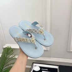 𝐂𝐇𝐀𝐍𝐄𝐋 | 小香 26𝐬𝐬 🦋2026 春夏新品 专柜经典走秀款 小香双C水钻字母人字拖鞋 𝐂𝐇𝐀𝐍𝐄𝐋 | 小香 26𝐬𝐬 🦋2026 春夏新品 专柜经典走秀款 小香双C水钻字母人字拖鞋