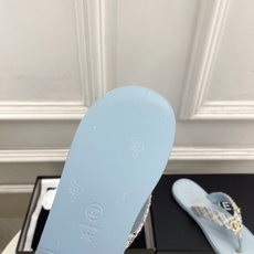 𝐂𝐇𝐀𝐍𝐄𝐋 | 小香 26𝐬𝐬 🦋2026 春夏新品 专柜经典走秀款 小香双C水钻字母人字拖鞋 𝐂𝐇𝐀𝐍𝐄𝐋 | 小香 26𝐬𝐬 🦋2026 春夏新品 专柜经典走秀款 小香双C水钻字母人字拖鞋
