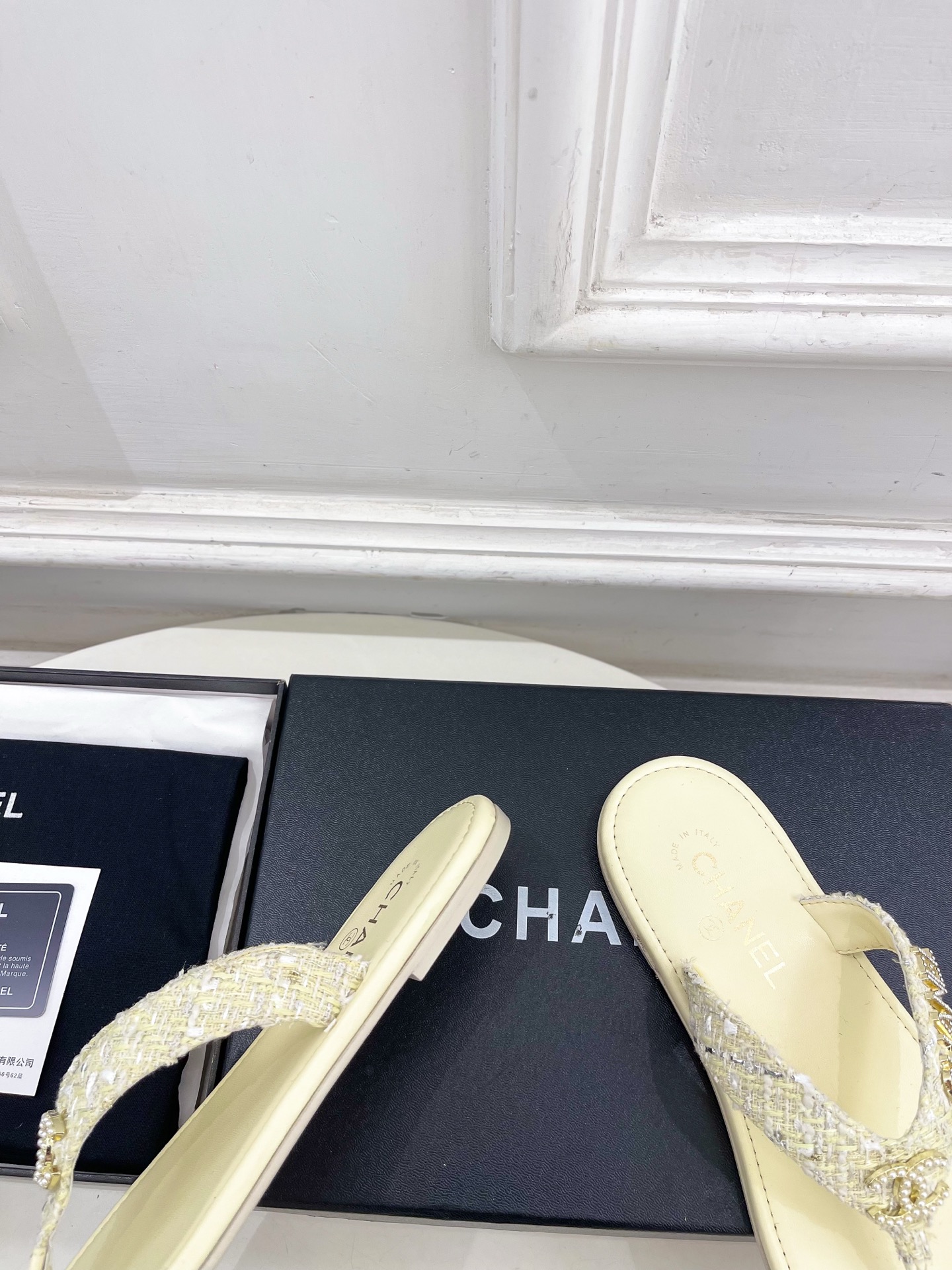 𝐂𝐇𝐀𝐍𝐄𝐋  | 小香  26𝐬𝐬 🦋2026 春夏新品  专柜经典走秀款 小香双C水钻字母人字拖鞋 