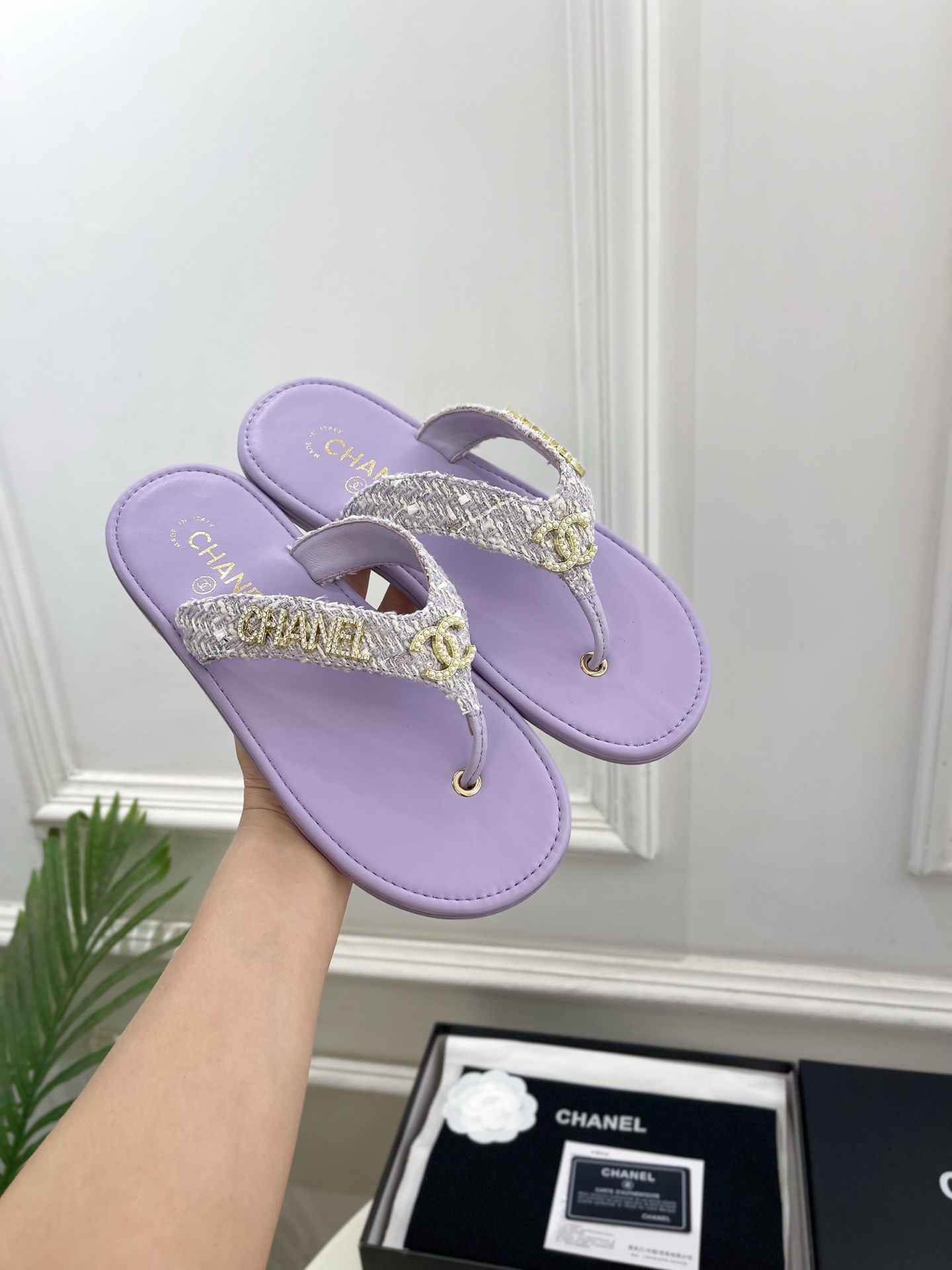 𝐂𝐇𝐀𝐍𝐄𝐋  | 小香  26𝐬𝐬 🦋2026 春夏新品  专柜经典走秀款 小香双C水钻字母人字拖鞋 