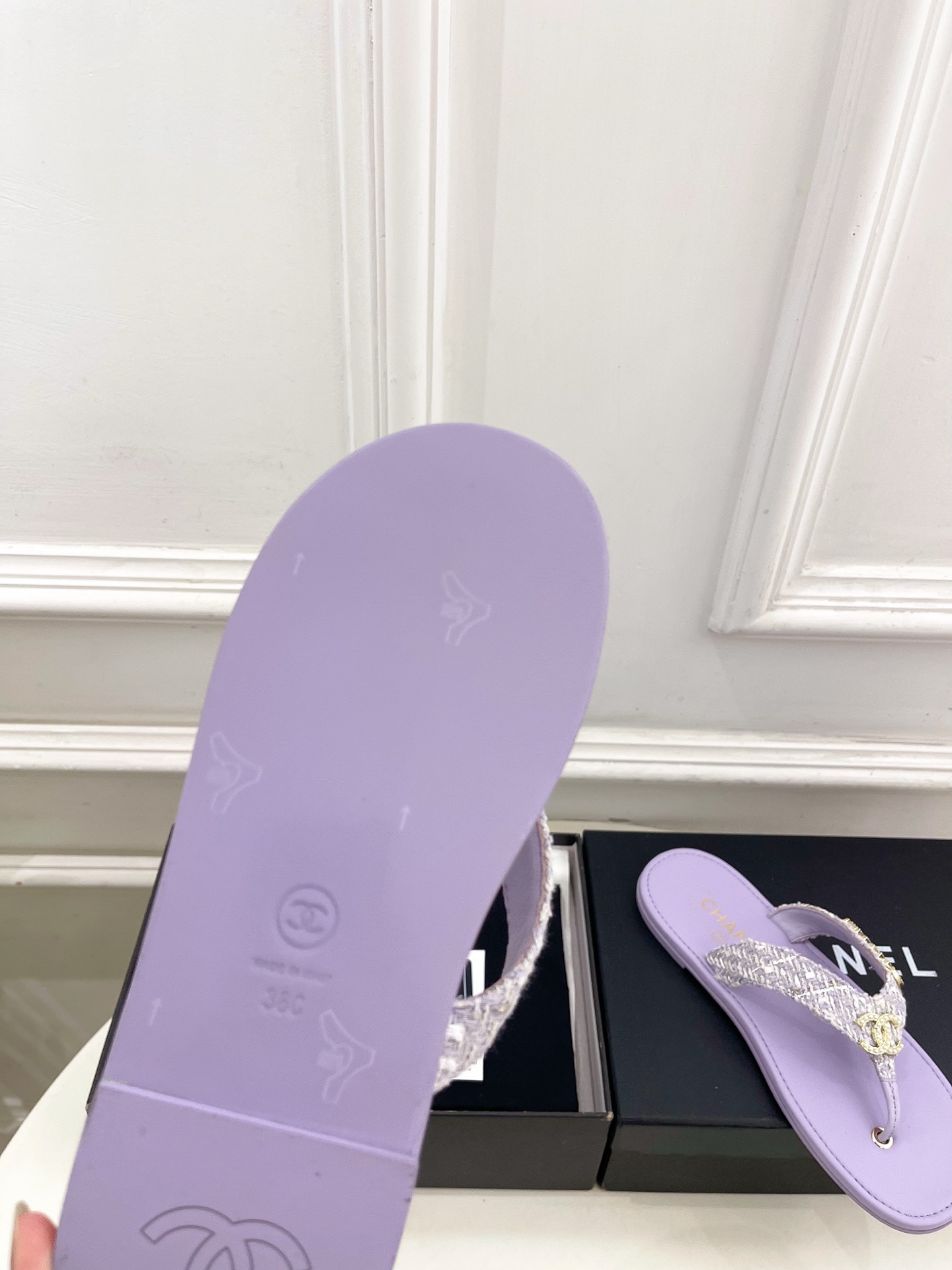 𝐂𝐇𝐀𝐍𝐄𝐋  | 小香  26𝐬𝐬 🦋2026 春夏新品  专柜经典走秀款 小香双C水钻字母人字拖鞋 