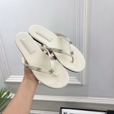 𝐂𝐇𝐀𝐍𝐄𝐋 | 小香 26𝐬𝐬 🦋2026 春夏新品 专柜经典走秀款 小香双C水钻平底人字拖鞋 𝐂𝐇𝐀𝐍𝐄𝐋 | 小香 26𝐬𝐬 🦋2026 春夏新品 专柜经典走秀款 小香双C水钻平底人字拖鞋