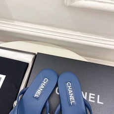 𝐂𝐇𝐀𝐍𝐄𝐋 | 小香 26𝐬𝐬 🦋2026 春夏新品 专柜经典走秀款 小香双C水钻平底人字拖鞋 𝐂𝐇𝐀𝐍𝐄𝐋 | 小香 26𝐬𝐬 🦋2026 春夏新品 专柜经典走秀款 小香双C水钻平底人字拖鞋
