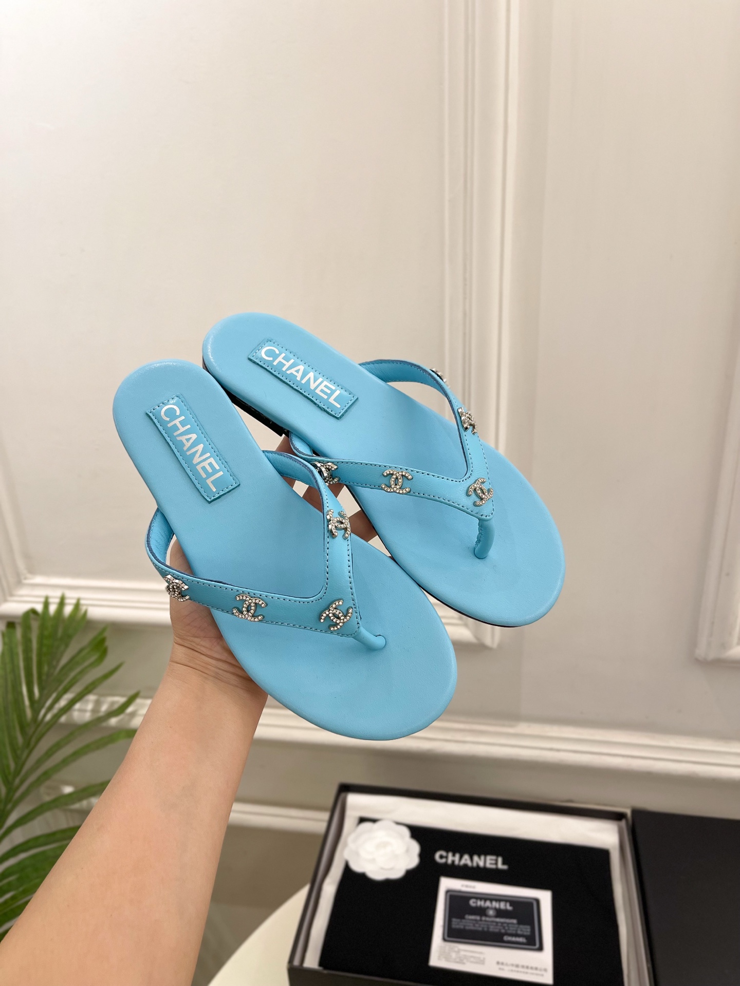 𝐂𝐇𝐀𝐍𝐄𝐋  | 小香  26𝐬𝐬 🦋2026 春夏新品  专柜经典走秀款 小香双C水钻平底人字拖鞋 