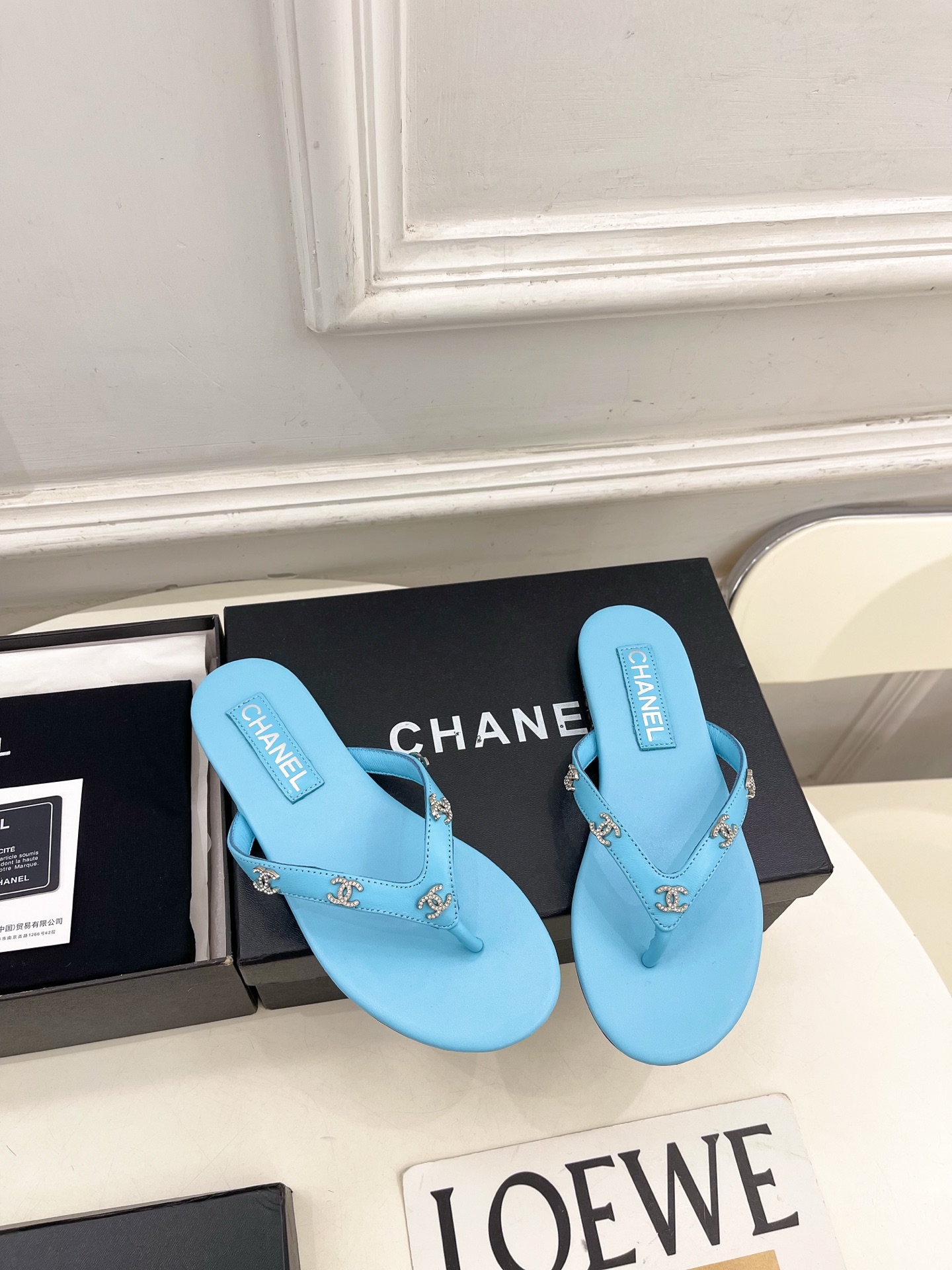 𝐂𝐇𝐀𝐍𝐄𝐋  | 小香  26𝐬𝐬 🦋2026 春夏新品  专柜经典走秀款 小香双C水钻平底人字拖鞋 
