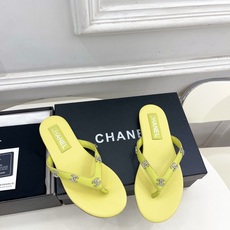 𝐂𝐇𝐀𝐍𝐄𝐋 | 小香 26𝐬𝐬 🦋2026 春夏新品 专柜经典走秀款 小香双C水钻平底人字拖鞋 𝐂𝐇𝐀𝐍𝐄𝐋 | 小香 26𝐬𝐬 🦋2026 春夏新品 专柜经典走秀款 小香双C水钻平底人字拖鞋