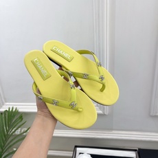 𝐂𝐇𝐀𝐍𝐄𝐋 | 小香 26𝐬𝐬 🦋2026 春夏新品 专柜经典走秀款 小香双C水钻平底人字拖鞋 𝐂𝐇𝐀𝐍𝐄𝐋 | 小香 26𝐬𝐬 🦋2026 春夏新品 专柜经典走秀款 小香双C水钻平底人字拖鞋
