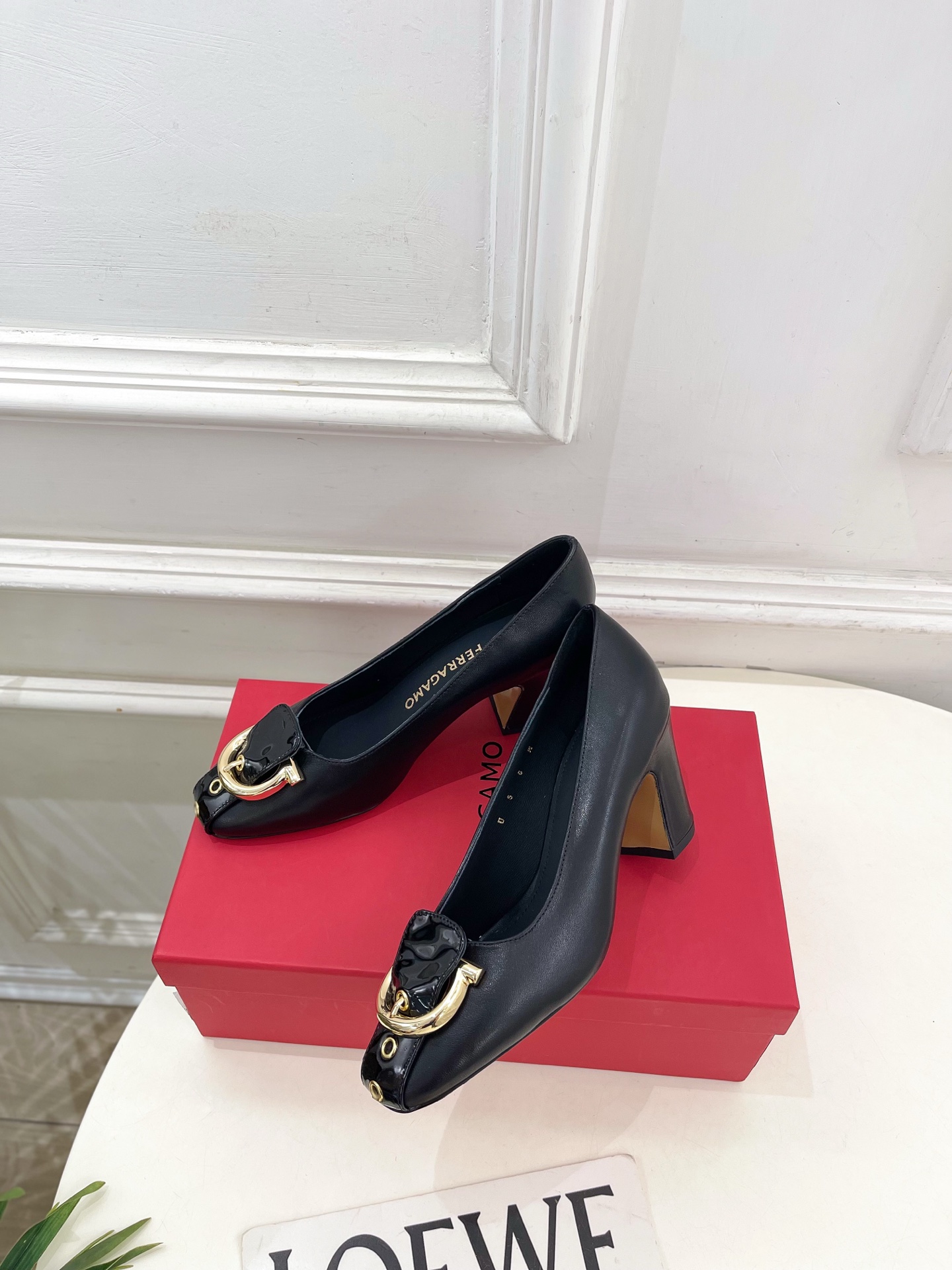 Ferragamo|菲拉格慕26𝐬𝐬2026春夏新品 金属皮带扣粗跟单鞋 火爆上新! 这鞋绝对是黑马选 Ferragamo|菲拉格慕26𝐬𝐬2026春夏新品 金属皮带扣粗跟单鞋 火爆上新! 这鞋绝对是黑马选