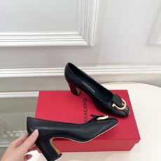 Ferragamo|菲拉格慕26𝐬𝐬2026春夏新品 金属皮带扣粗跟单鞋 火爆上新! 这鞋绝对是黑马选 Ferragamo|菲拉格慕26𝐬𝐬2026春夏新品 金属皮带扣粗跟单鞋 火爆上新! 这鞋绝对是黑马选