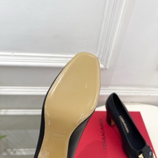 Ferragamo|菲拉格慕26𝐬𝐬2026春夏新品 金属皮带扣粗跟单鞋 火爆上新! 这鞋绝对是黑马选 Ferragamo|菲拉格慕26𝐬𝐬2026春夏新品 金属皮带扣粗跟单鞋 火爆上新! 这鞋绝对是黑马选