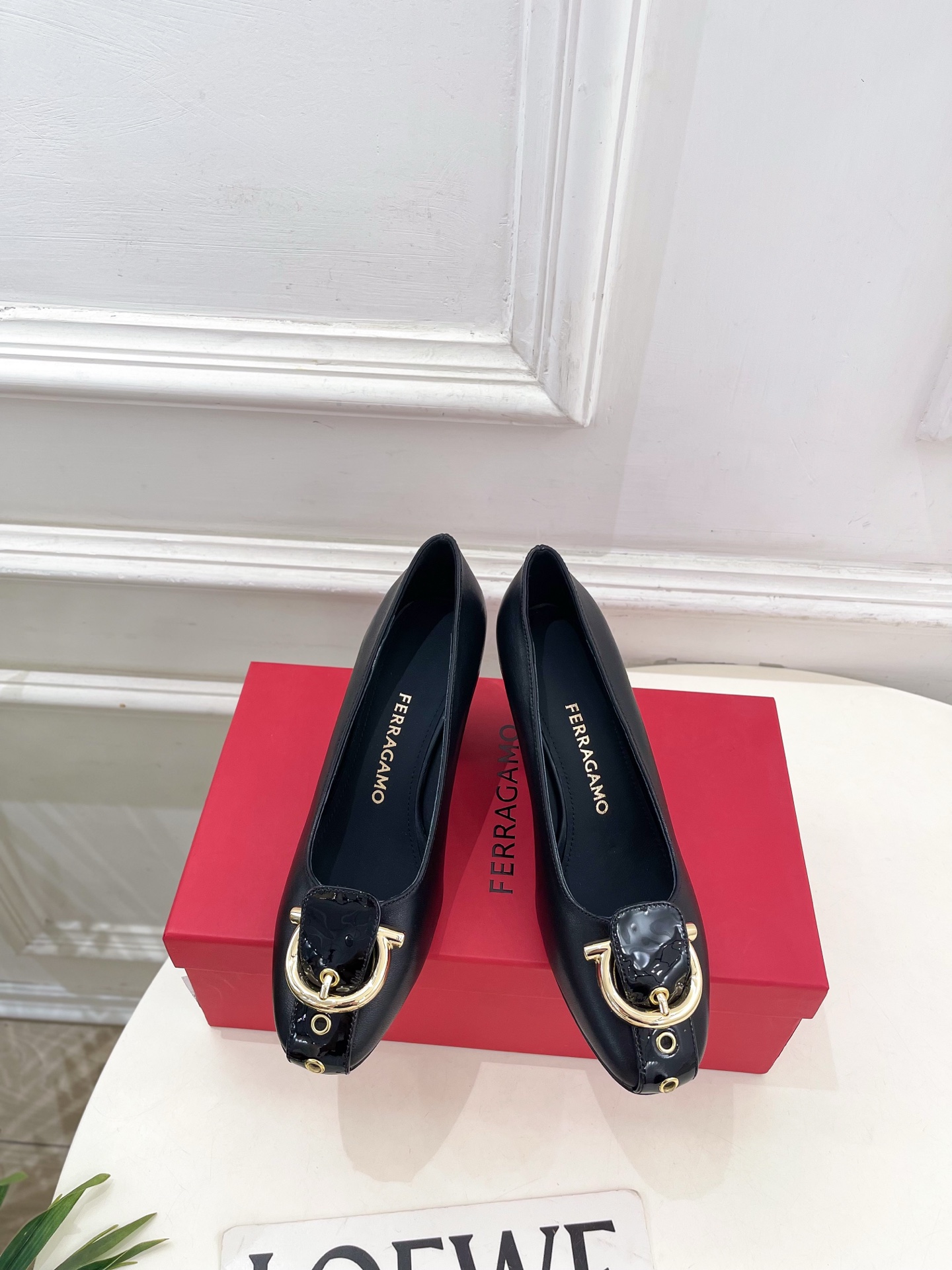 Ferragamo｜菲拉格慕26𝐬𝐬2026春夏新品 金属皮带扣粗跟单鞋 火爆上新！  这鞋绝对是黑马选