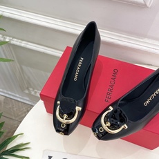 Ferragamo|菲拉格慕26𝐬𝐬2026春夏新品 金属皮带扣粗跟单鞋 火爆上新! 这鞋绝对是黑马选 Ferragamo|菲拉格慕26𝐬𝐬2026春夏新品 金属皮带扣粗跟单鞋 火爆上新! 这鞋绝对是黑马选