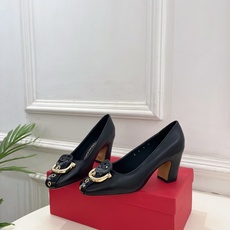 Ferragamo|菲拉格慕26𝐬𝐬2026春夏新品 金属皮带扣粗跟单鞋 火爆上新! 这鞋绝对是黑马选 Ferragamo|菲拉格慕26𝐬𝐬2026春夏新品 金属皮带扣粗跟单鞋 火爆上新! 这鞋绝对是黑马选