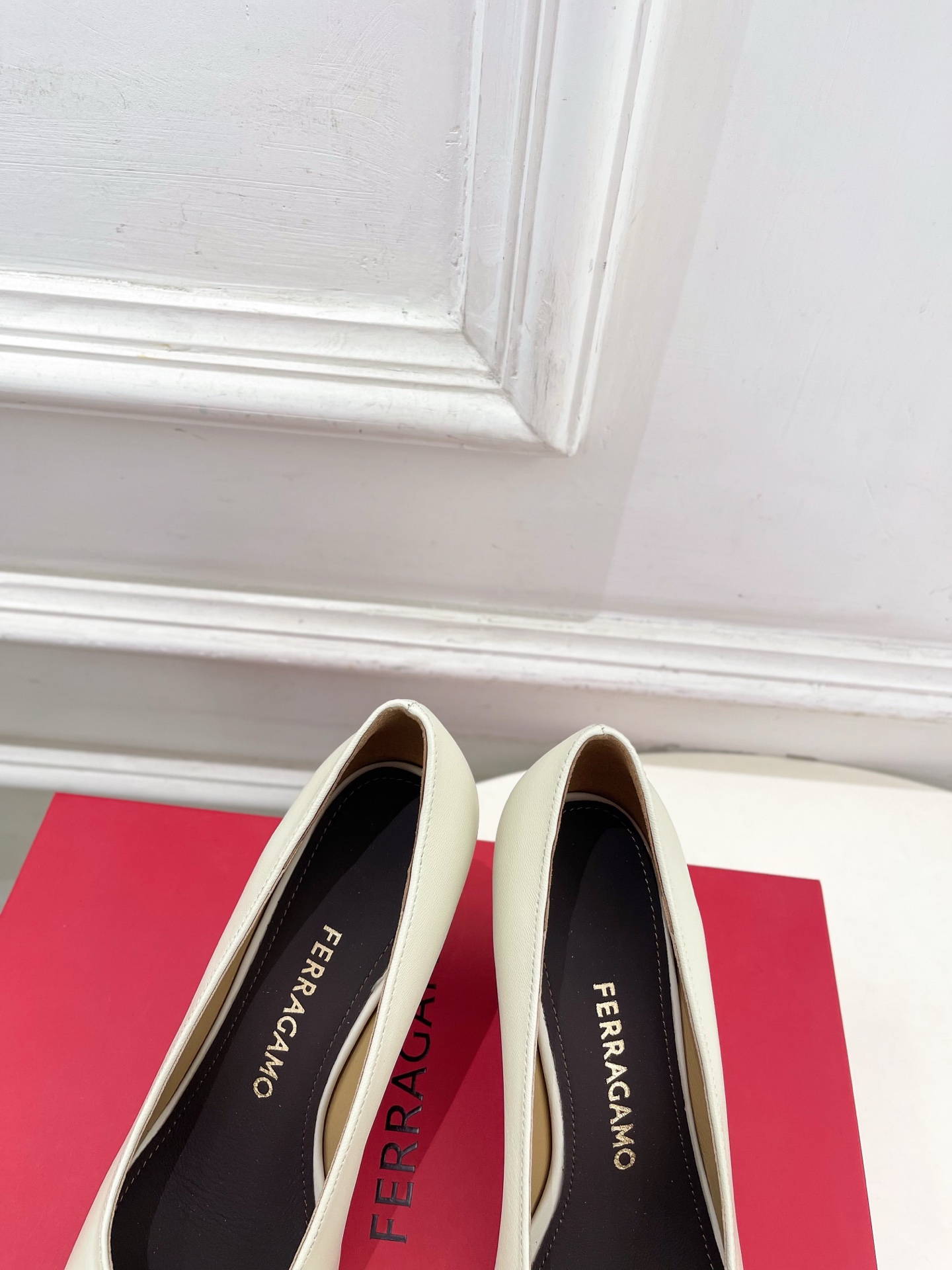 Ferragamo｜菲拉格慕26𝐬𝐬2026春夏新品 金属皮带扣粗跟单鞋 火爆上新！  这鞋绝对是黑马选