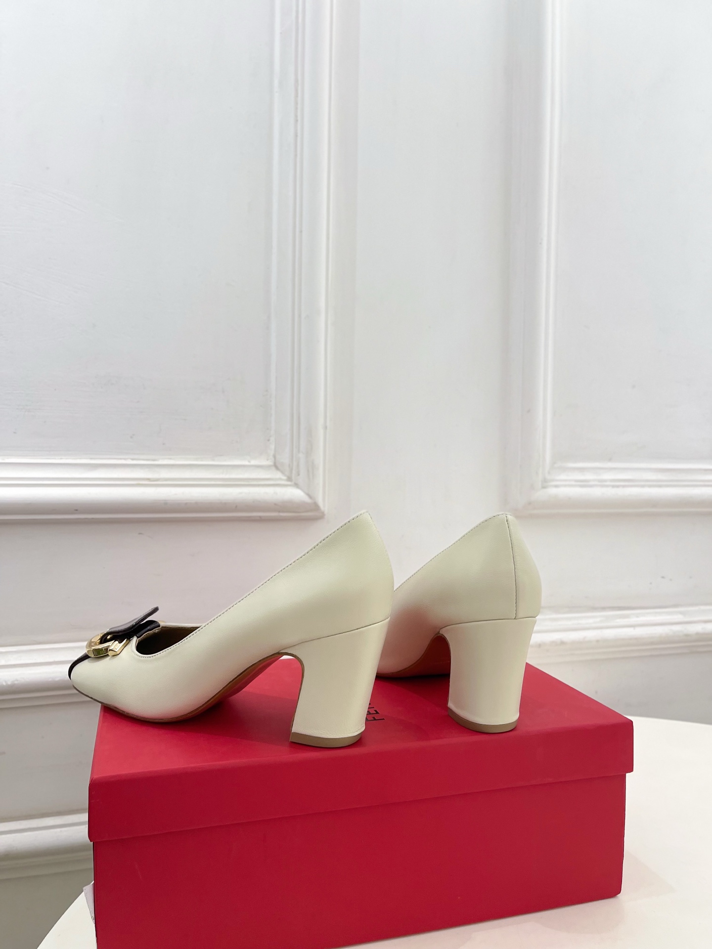 Ferragamo｜菲拉格慕26𝐬𝐬2026春夏新品 金属皮带扣粗跟单鞋 火爆上新！  这鞋绝对是黑马选
