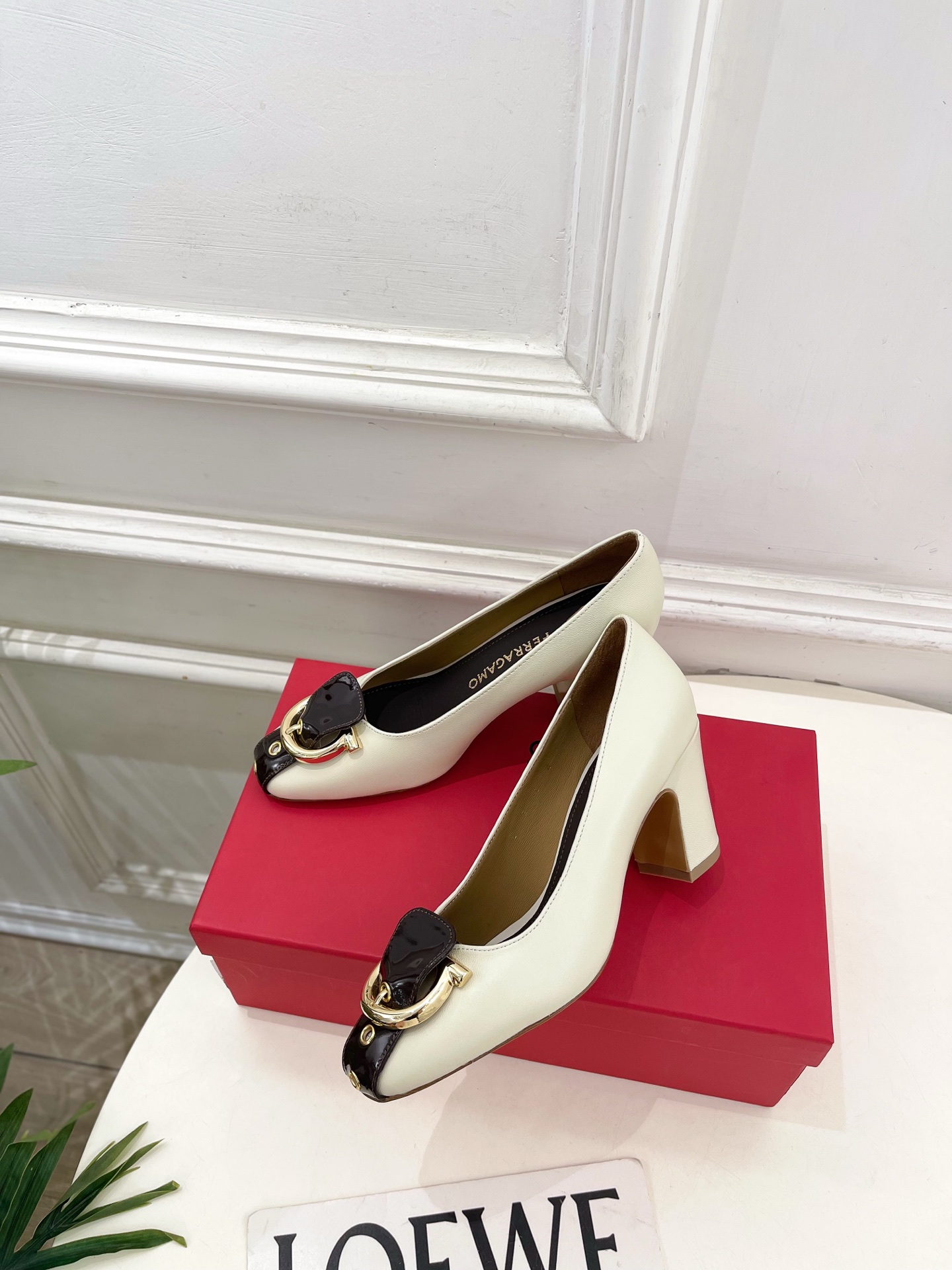 Ferragamo｜菲拉格慕26𝐬𝐬2026春夏新品 金属皮带扣粗跟单鞋 火爆上新！  这鞋绝对是黑马选