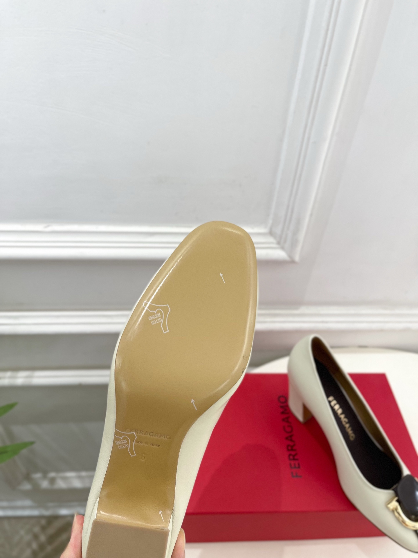 Ferragamo｜菲拉格慕26𝐬𝐬2026春夏新品 金属皮带扣粗跟单鞋 火爆上新！  这鞋绝对是黑马选