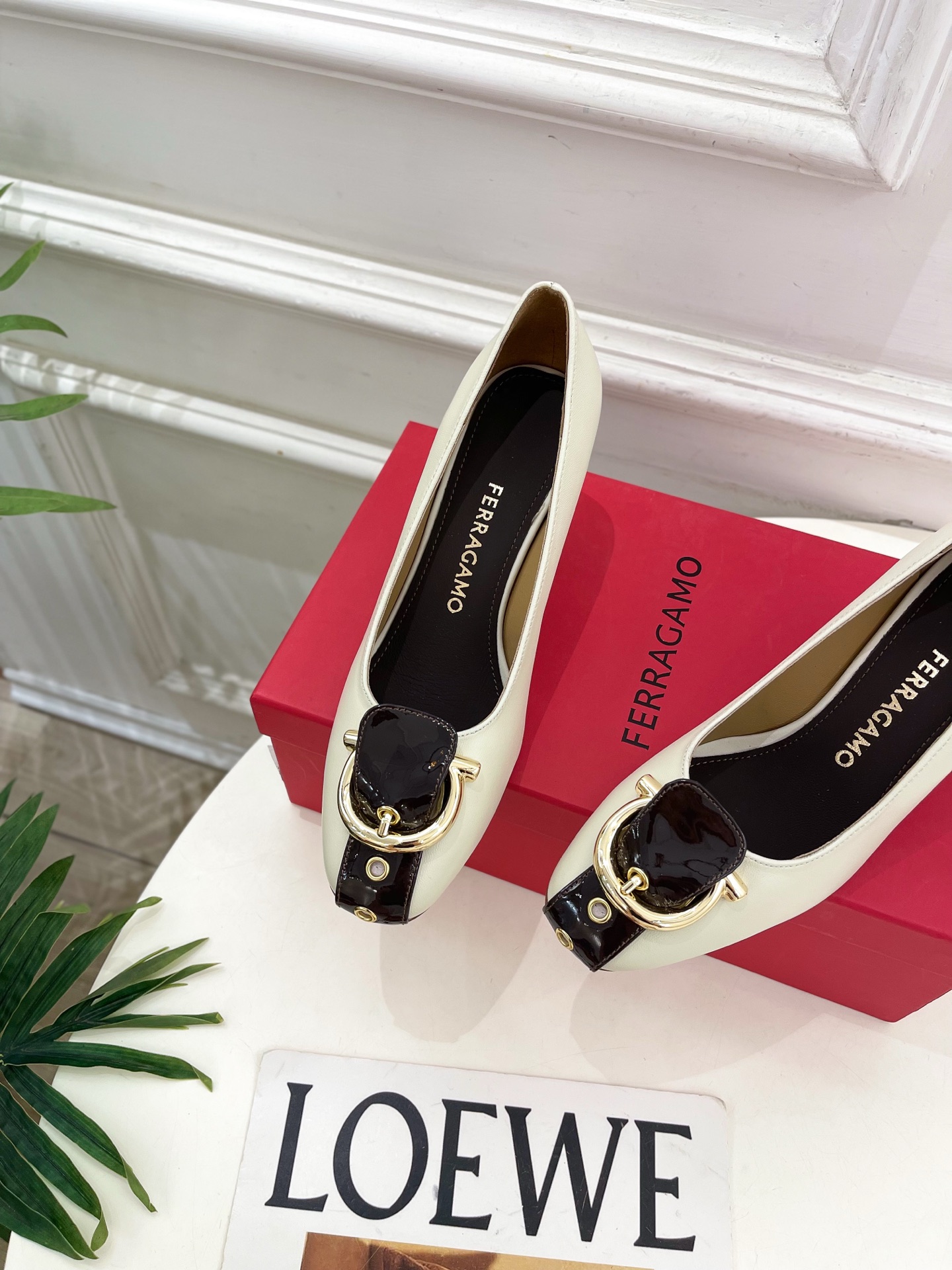 Ferragamo｜菲拉格慕26𝐬𝐬2026春夏新品 金属皮带扣粗跟单鞋 火爆上新！  这鞋绝对是黑马选