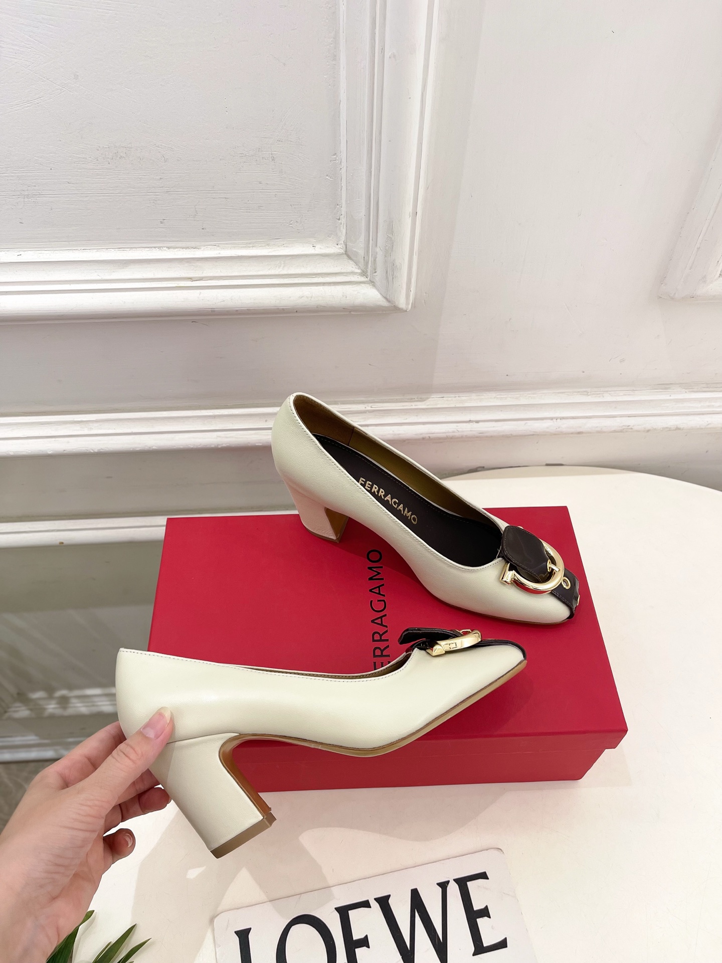 Ferragamo｜菲拉格慕26𝐬𝐬2026春夏新品 金属皮带扣粗跟单鞋 火爆上新！  这鞋绝对是黑马选