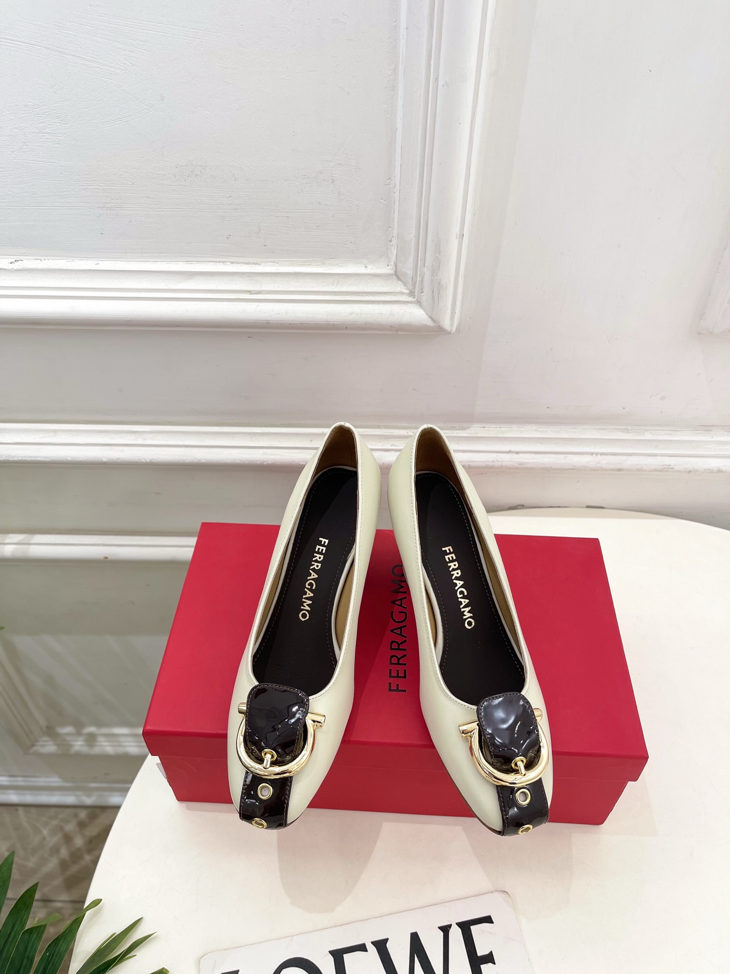 Ferragamo｜菲拉格慕26𝐬𝐬2026春夏新品 金属皮带扣粗跟单鞋 火爆上新！  这鞋绝对是黑马选