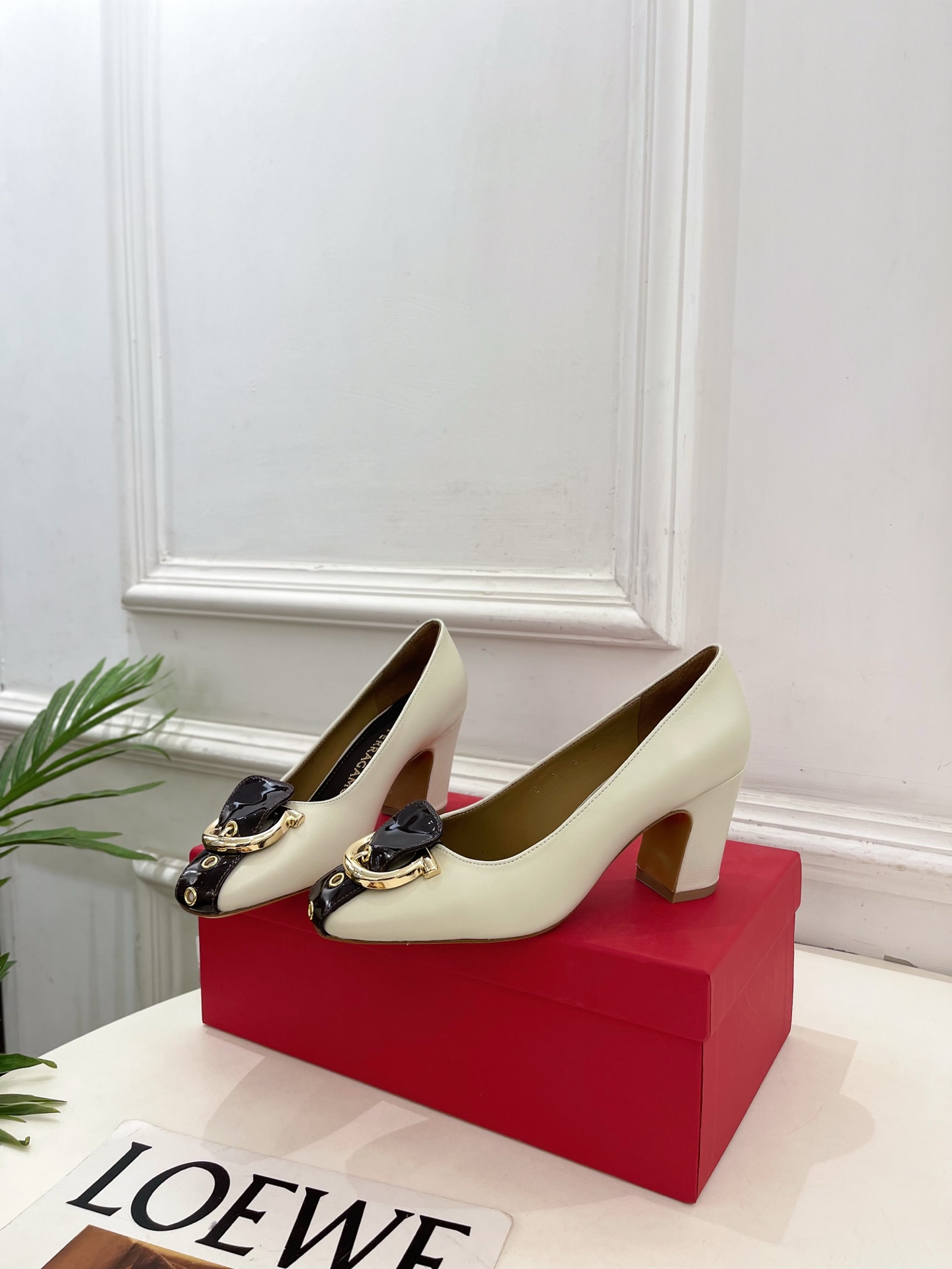 Ferragamo｜菲拉格慕26𝐬𝐬2026春夏新品 金属皮带扣粗跟单鞋 火爆上新！  这鞋绝对是黑马选