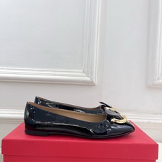 Ferragamo|菲拉格慕26𝐬𝐬2026春夏新品 金属皮带扣粗跟单鞋 火爆上新! 这鞋绝对是黑马选 Ferragamo|菲拉格慕26𝐬𝐬2026春夏新品 金属皮带扣粗跟单鞋 火爆上新! 这鞋绝对是黑马选