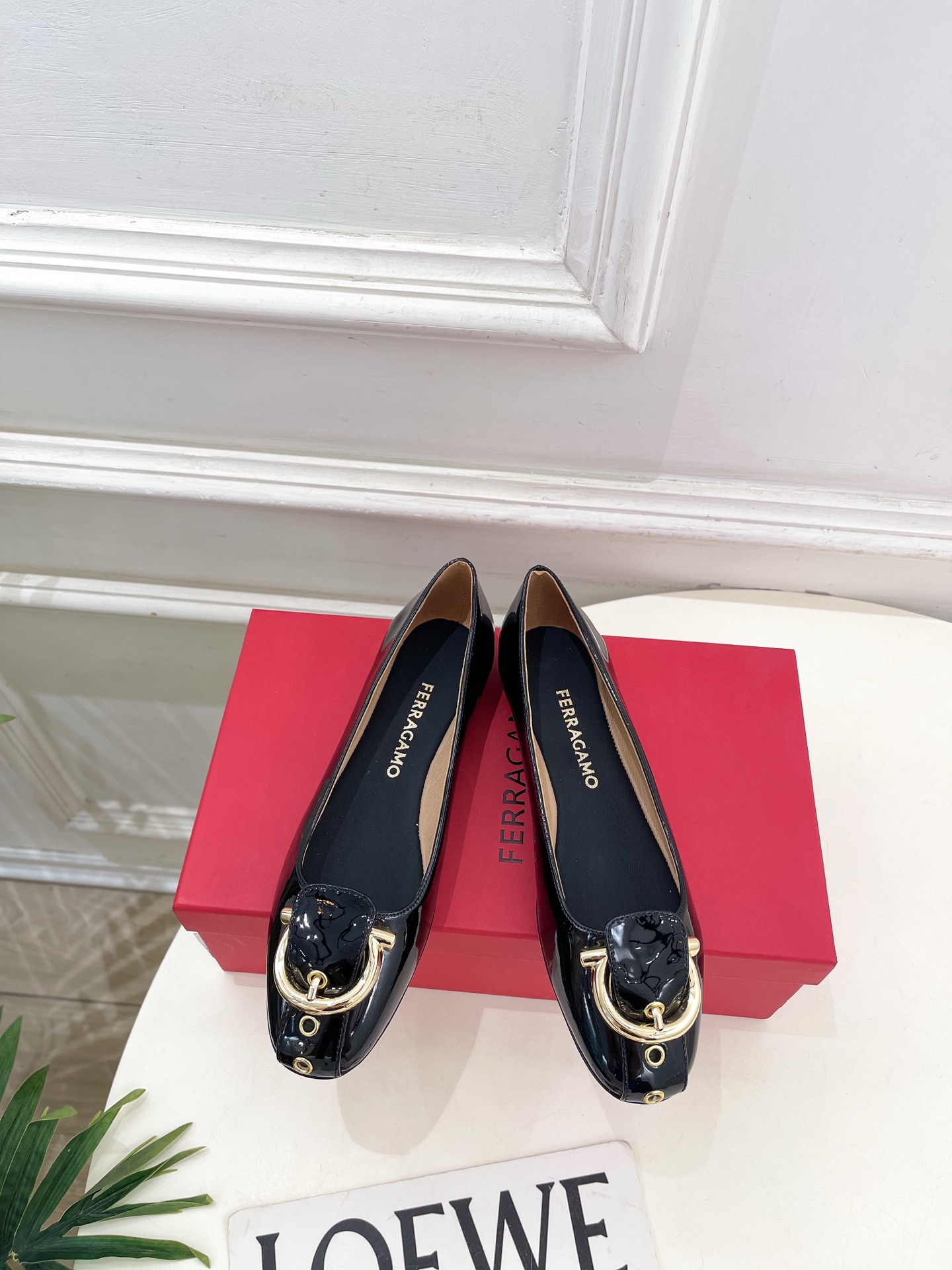Ferragamo｜菲拉格慕26𝐬𝐬2026春夏新品 金属皮带扣粗跟单鞋 火爆上新！  这鞋绝对是黑马选