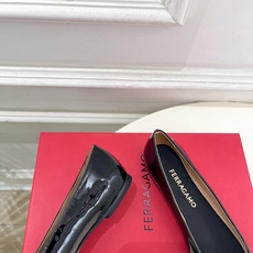 Ferragamo|菲拉格慕26𝐬𝐬2026春夏新品 金属皮带扣粗跟单鞋 火爆上新! 这鞋绝对是黑马选 Ferragamo|菲拉格慕26𝐬𝐬2026春夏新品 金属皮带扣粗跟单鞋 火爆上新! 这鞋绝对是黑马选