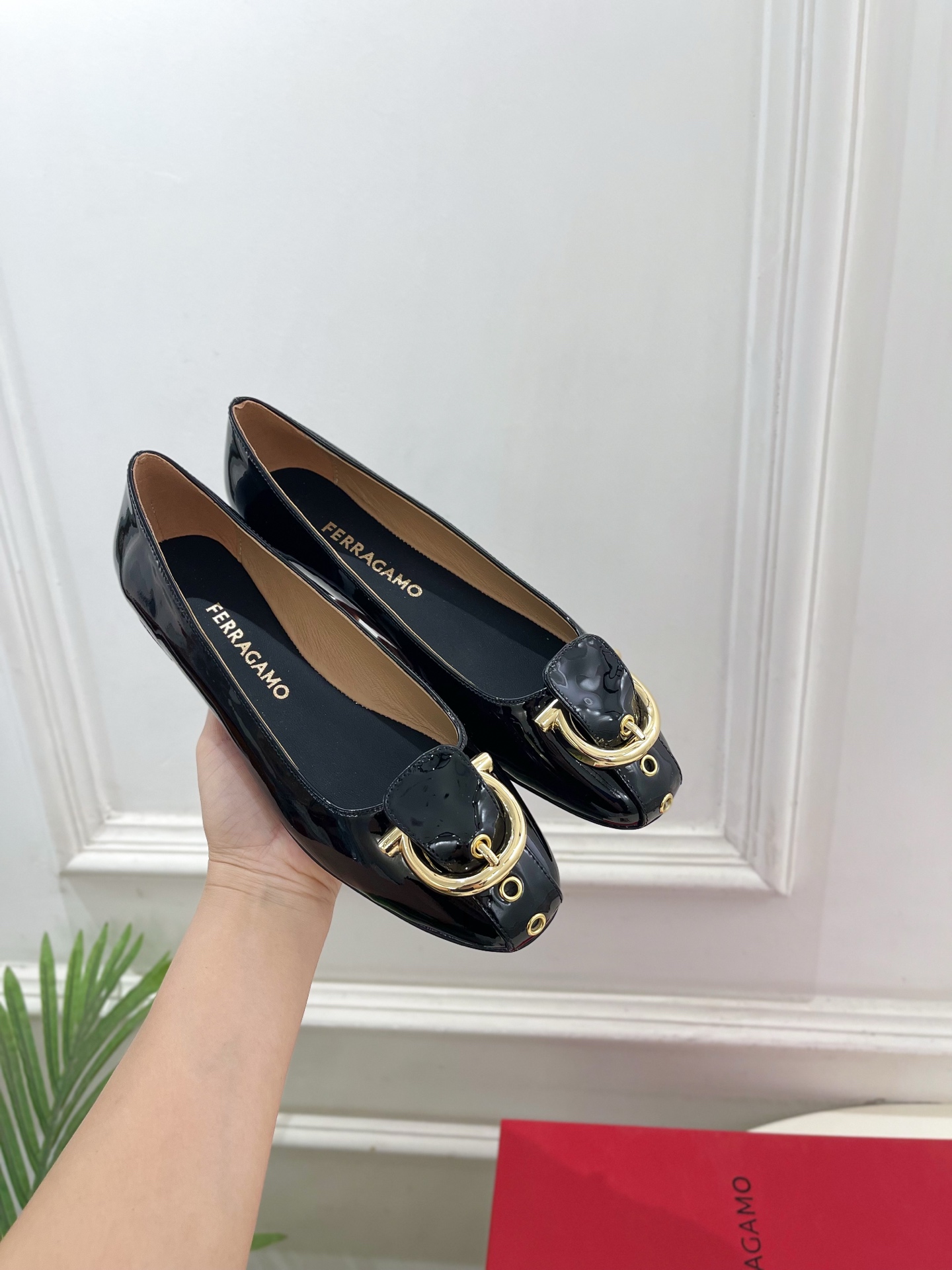 Ferragamo|菲拉格慕26𝐬𝐬2026春夏新品 金属皮带扣粗跟单鞋 火爆上新! 这鞋绝对是黑马选 Ferragamo|菲拉格慕26𝐬𝐬2026春夏新品 金属皮带扣粗跟单鞋 火爆上新! 这鞋绝对是黑马选