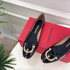 Ferragamo|菲拉格慕26𝐬𝐬2026春夏新品 金属皮带扣粗跟单鞋 火爆上新! 这鞋绝对是黑马选 Ferragamo|菲拉格慕26𝐬𝐬2026春夏新品 金属皮带扣粗跟单鞋 火爆上新! 这鞋绝对是黑马选