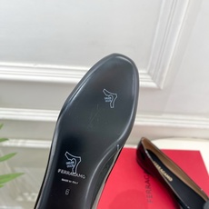 Ferragamo|菲拉格慕26𝐬𝐬2026春夏新品 金属皮带扣粗跟单鞋 火爆上新! 这鞋绝对是黑马选 Ferragamo|菲拉格慕26𝐬𝐬2026春夏新品 金属皮带扣粗跟单鞋 火爆上新! 这鞋绝对是黑马选