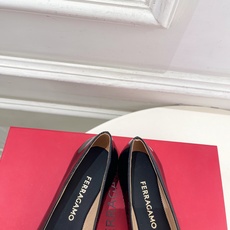Ferragamo|菲拉格慕26𝐬𝐬2026春夏新品 金属皮带扣粗跟单鞋 火爆上新! 这鞋绝对是黑马选 Ferragamo|菲拉格慕26𝐬𝐬2026春夏新品 金属皮带扣粗跟单鞋 火爆上新! 这鞋绝对是黑马选