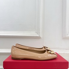 Ferragamo|菲拉格慕26𝐬𝐬2026春夏新品 金属皮带扣粗跟单鞋 火爆上新! 这鞋绝对是黑马选 Ferragamo|菲拉格慕26𝐬𝐬2026春夏新品 金属皮带扣粗跟单鞋 火爆上新! 这鞋绝对是黑马选
