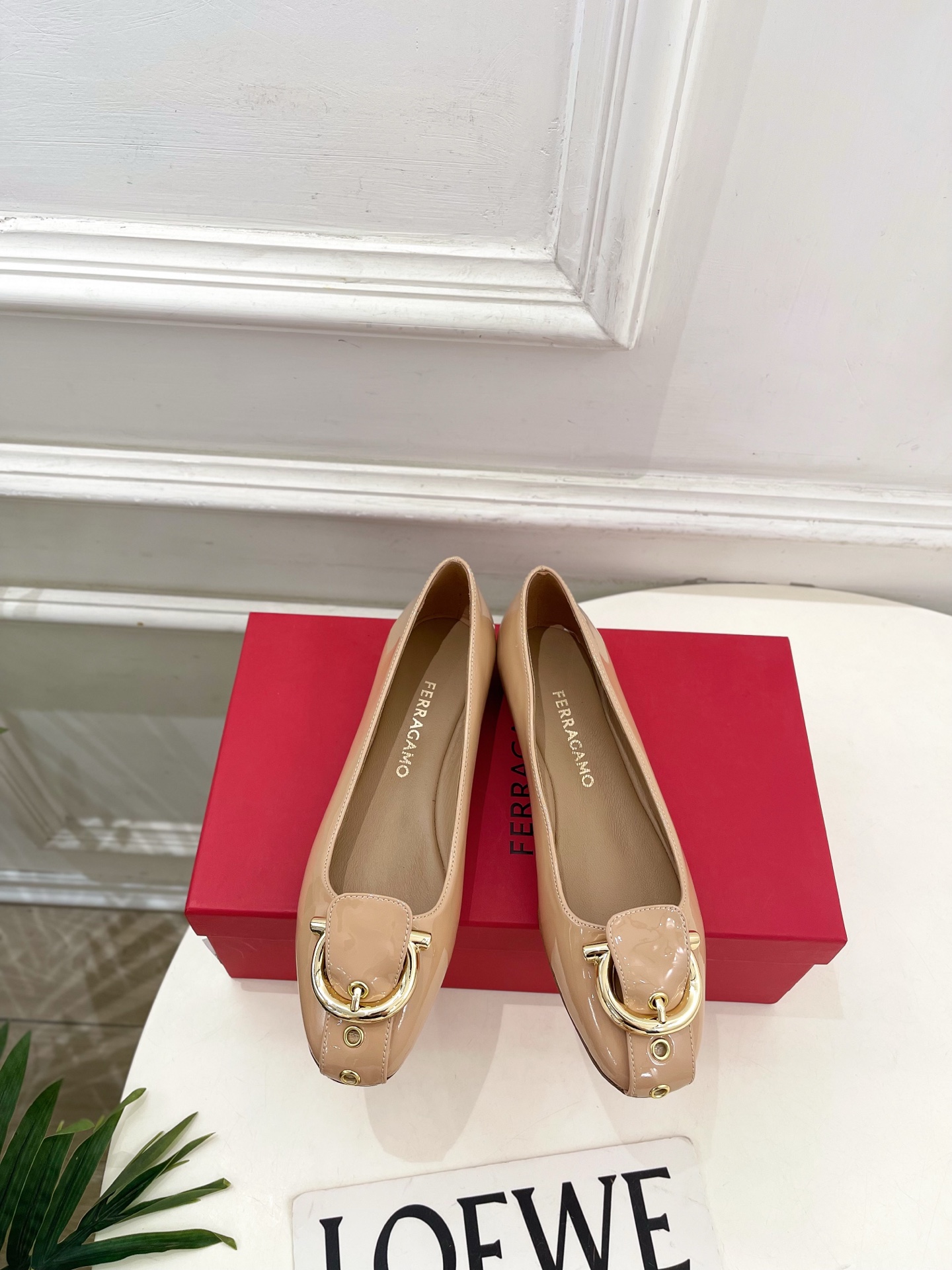 Ferragamo｜菲拉格慕26𝐬𝐬2026春夏新品 金属皮带扣粗跟单鞋 火爆上新！  这鞋绝对是黑马选