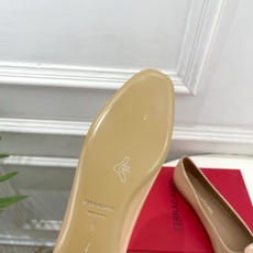 Ferragamo|菲拉格慕26𝐬𝐬2026春夏新品 金属皮带扣粗跟单鞋 火爆上新! 这鞋绝对是黑马选 Ferragamo|菲拉格慕26𝐬𝐬2026春夏新品 金属皮带扣粗跟单鞋 火爆上新! 这鞋绝对是黑马选