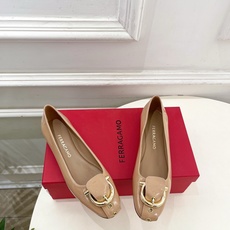 Ferragamo|菲拉格慕26𝐬𝐬2026春夏新品 金属皮带扣粗跟单鞋 火爆上新! 这鞋绝对是黑马选 Ferragamo|菲拉格慕26𝐬𝐬2026春夏新品 金属皮带扣粗跟单鞋 火爆上新! 这鞋绝对是黑马选