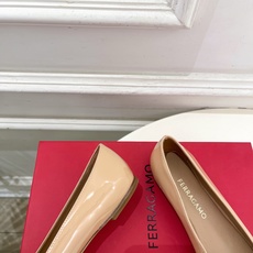Ferragamo|菲拉格慕26𝐬𝐬2026春夏新品 金属皮带扣粗跟单鞋 火爆上新! 这鞋绝对是黑马选 Ferragamo|菲拉格慕26𝐬𝐬2026春夏新品 金属皮带扣粗跟单鞋 火爆上新! 这鞋绝对是黑马选