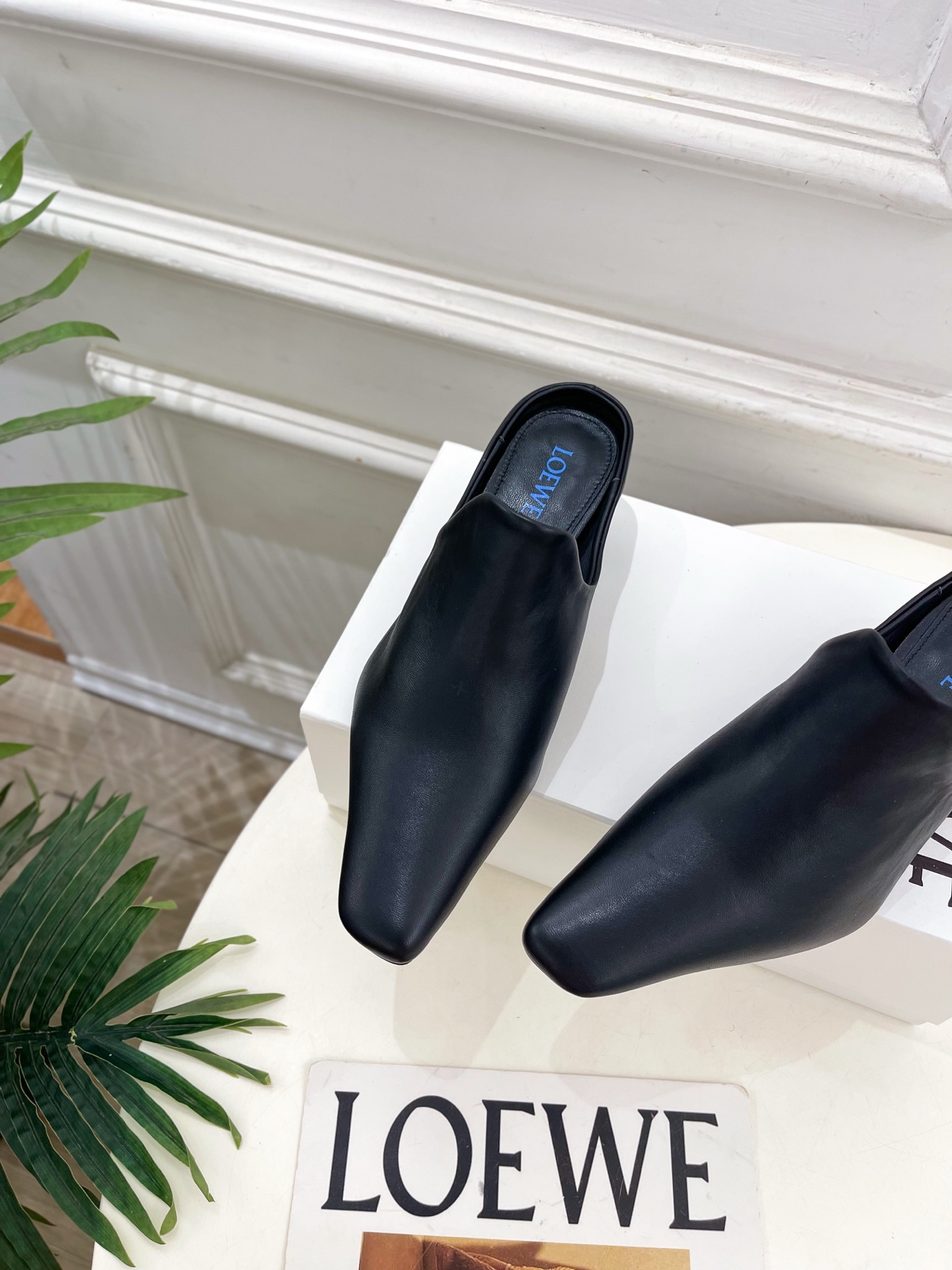 LOEWE 罗意威 2026春夏新品Emily 斜方头小猫跟穆勒鞋—————————LOEWE作为这两年