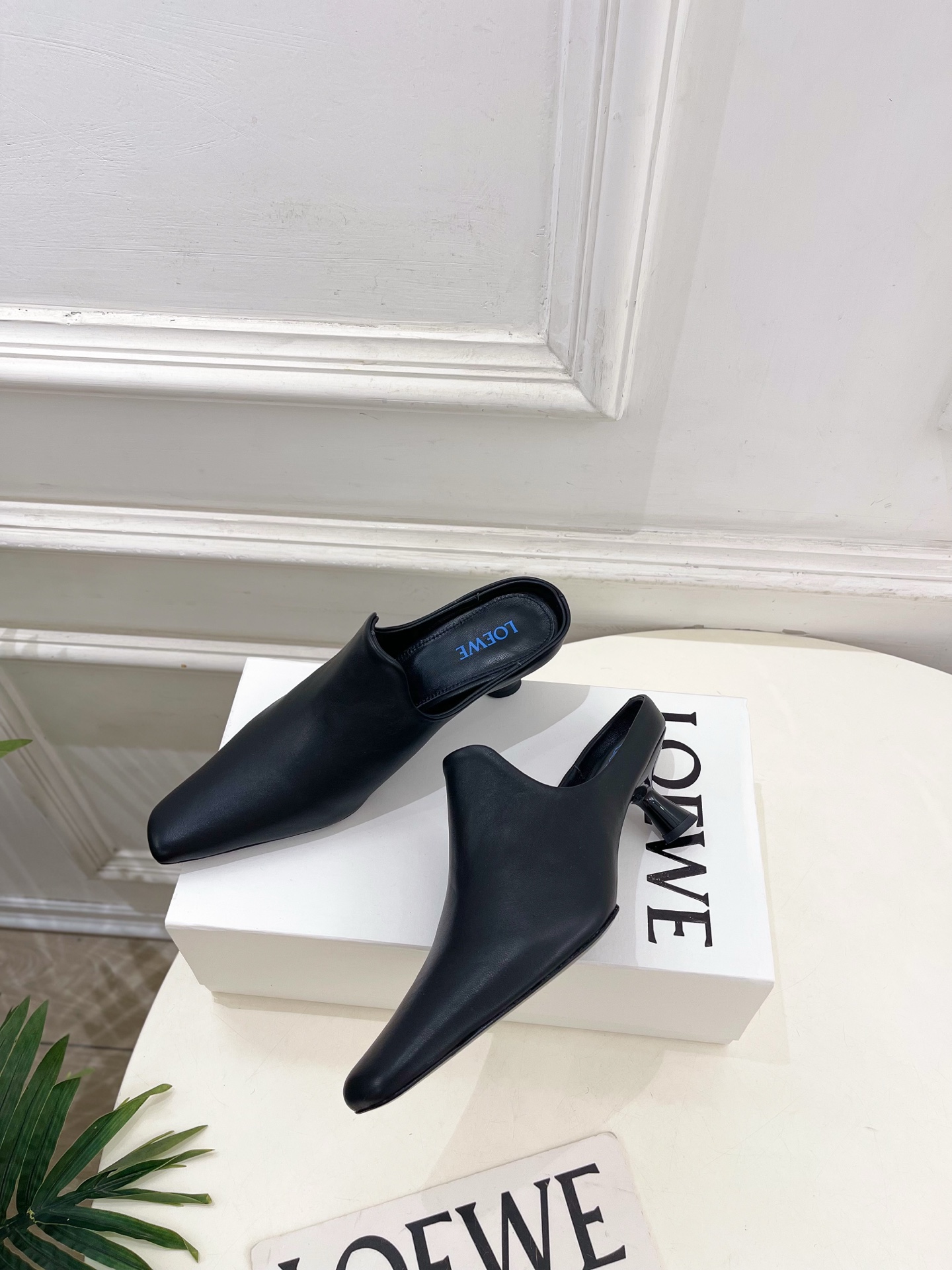 LOEWE 罗意威 2026春夏新品Emily 斜方头小猫跟穆勒鞋—————————LOEWE作为这两年