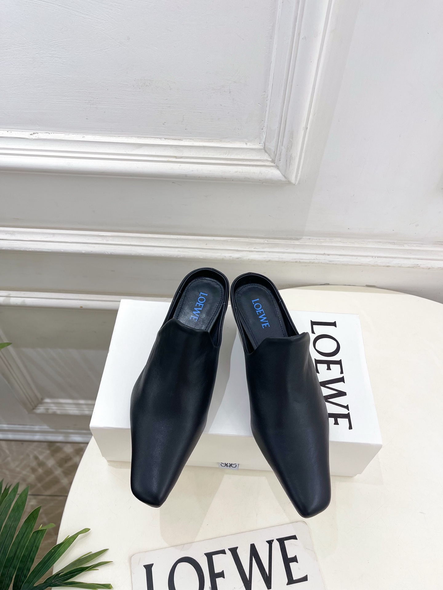 LOEWE 罗意威 2026春夏新品Emily 斜方头小猫跟穆勒鞋—————————LOEWE作为这两年