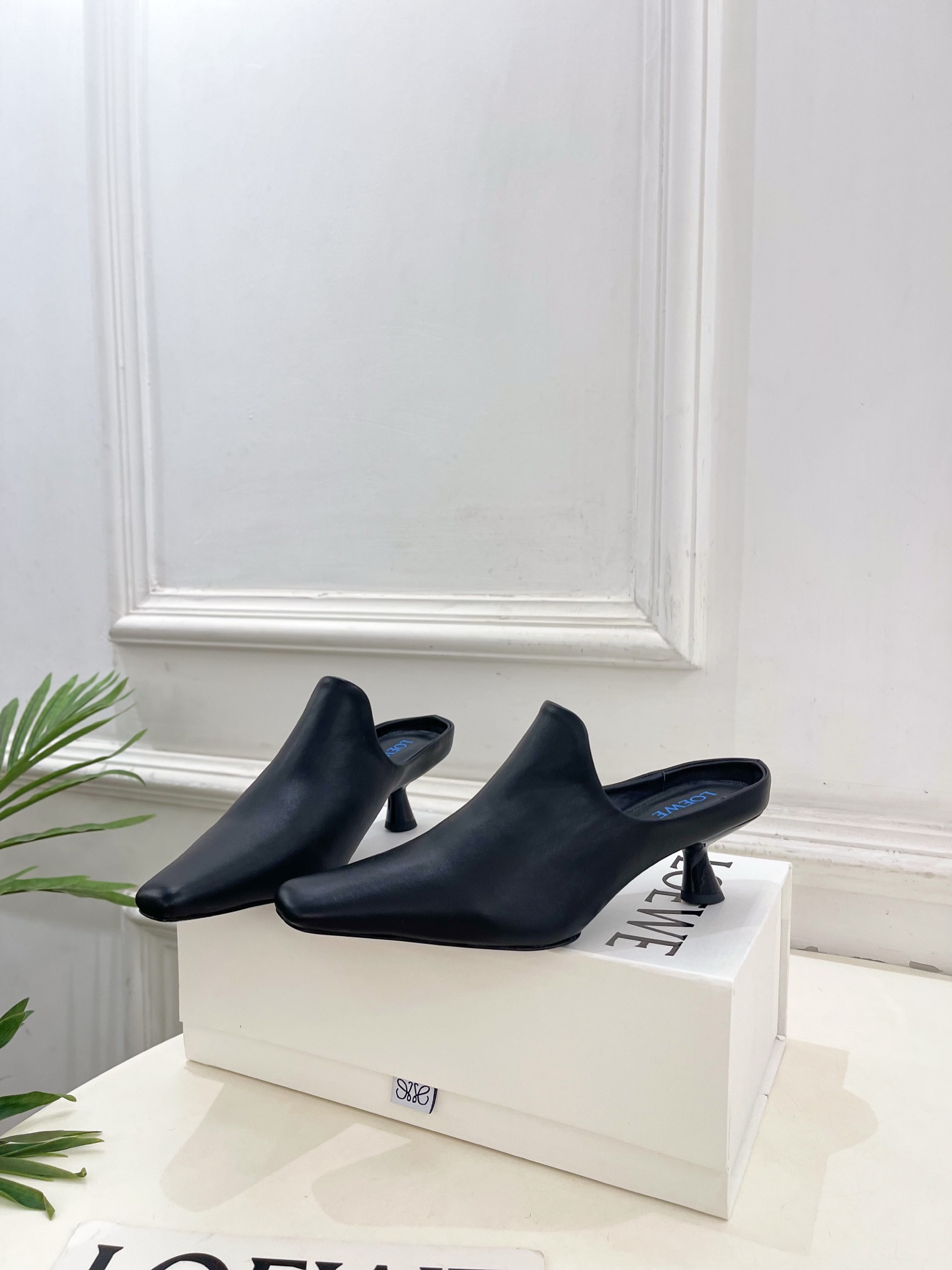 LOEWE 罗意威 2026春夏新品Emily 斜方头小猫跟穆勒鞋—————————LOEWE作为这两年
