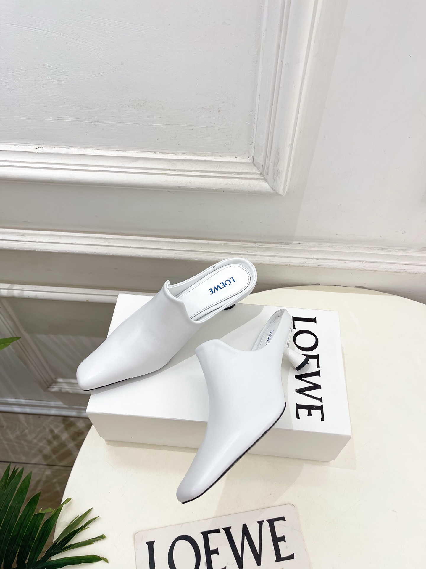 LOEWE 罗意威 2026春夏新品Emily 斜方头小猫跟穆勒鞋—————————LOEWE作为这两年
