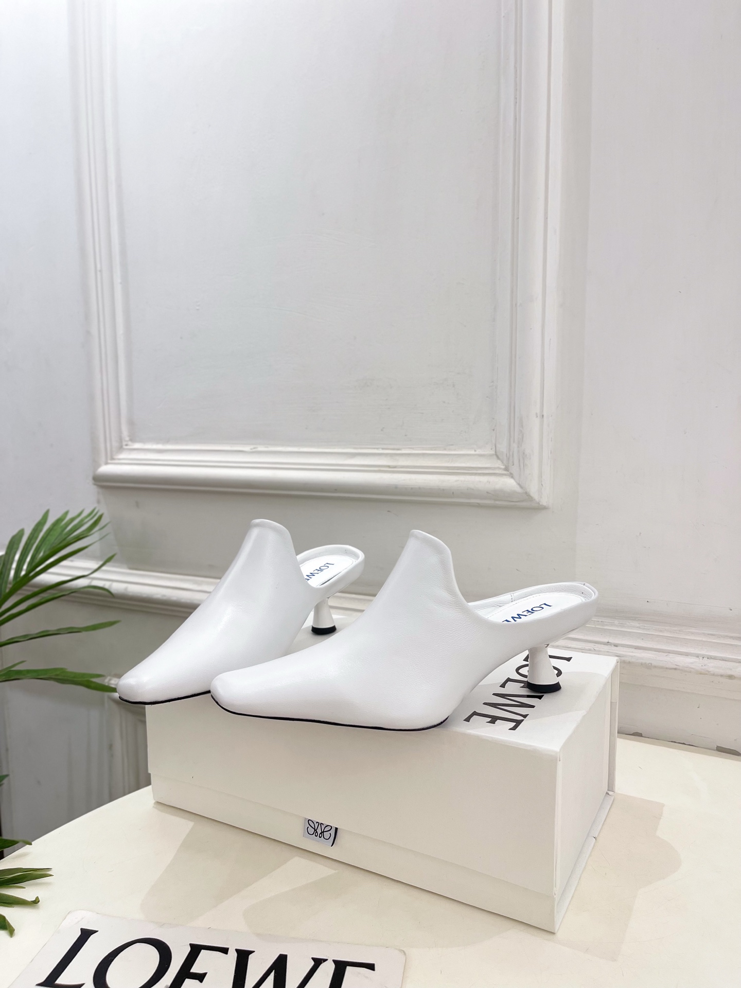 LOEWE 罗意威 2026春夏新品Emily 斜方头小猫跟穆勒鞋—————————LOEWE作为这两年